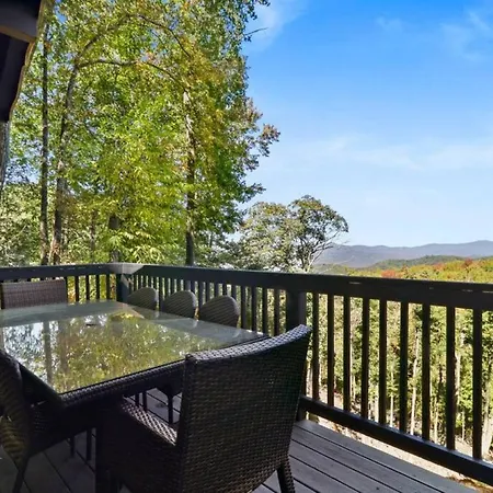 Amazing Views! Welcome To Chalet Montagne!
